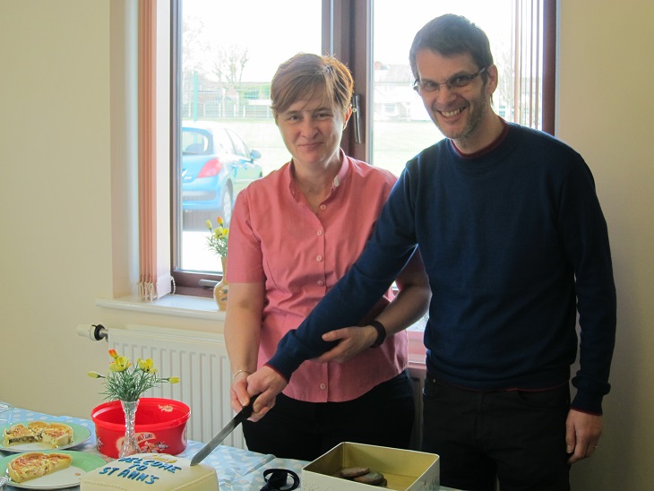 Shirley and Dave cut the cake